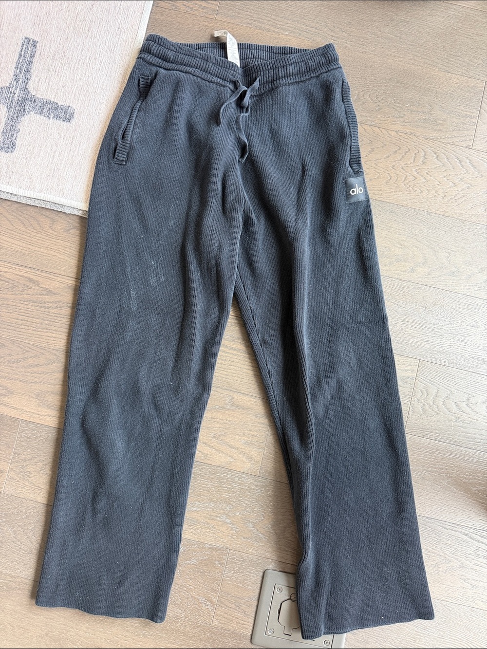 ALO Yoga Women’s Black Knit sweats with Drawstring Waist